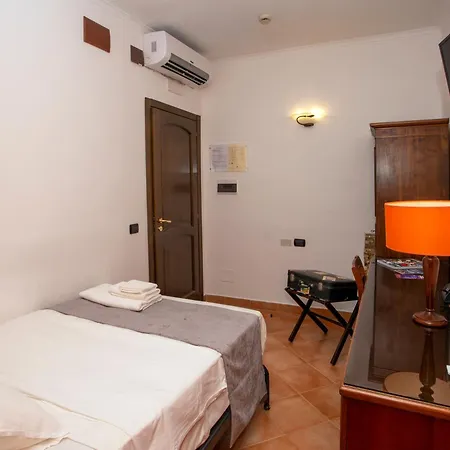 מלון Neapolis 3*